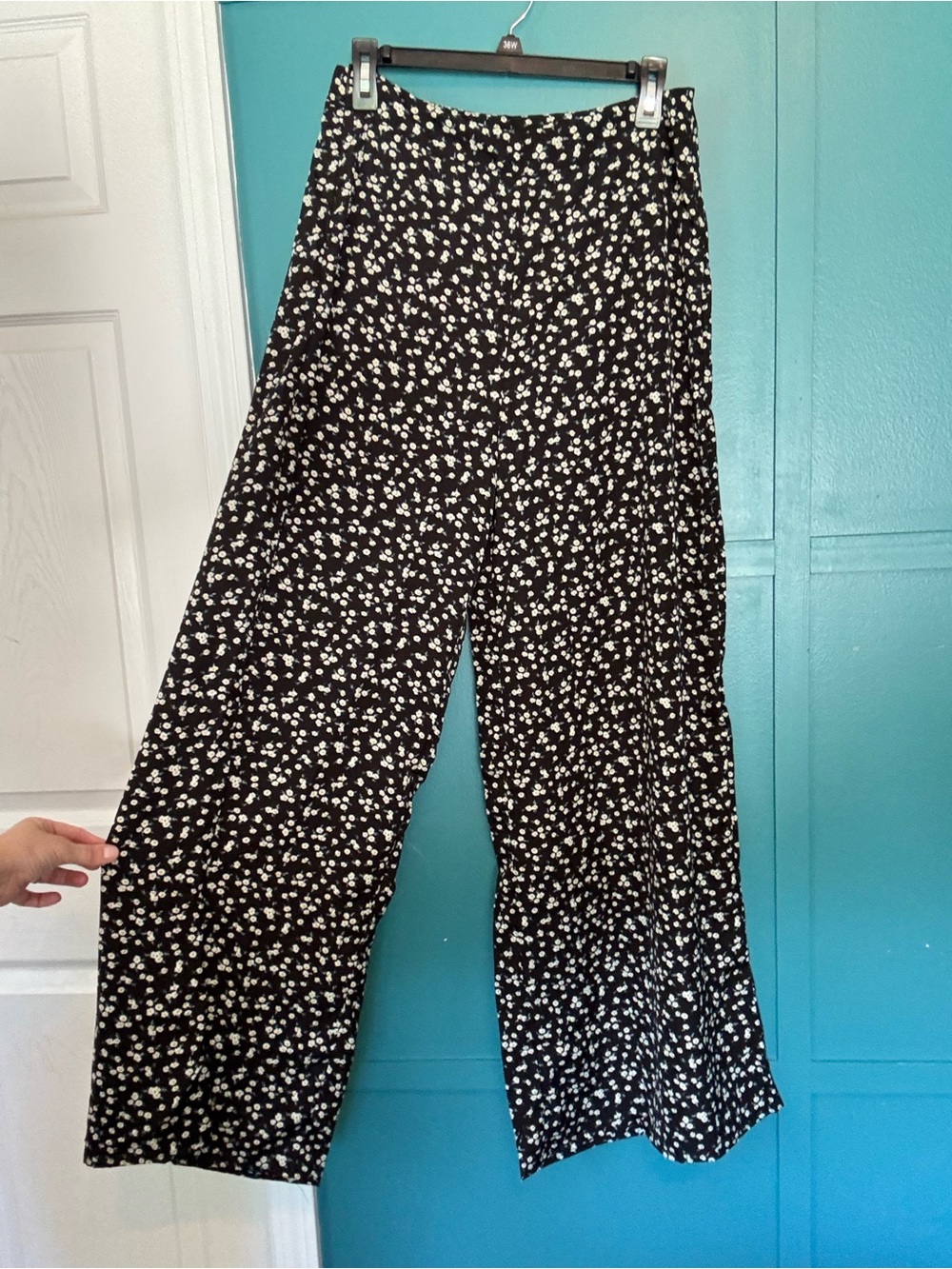 SHEIN Black Wide Leg Pants with White Daisy Print Size Large